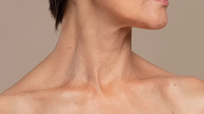 Врач Кутузова: ощущение кома в горле может появляться из-за тревоги и сухого воздуха