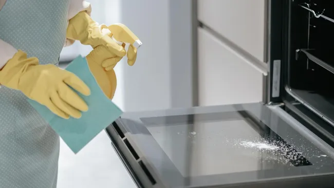 Грязь исчезнет сама — простая смесь очистит духовку до блеска