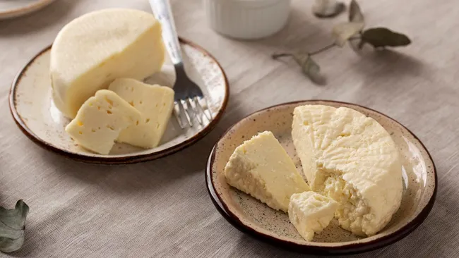 Смешали обычную сметану и сок — такой вкусный и плотный сыр не купите в супермаркете 