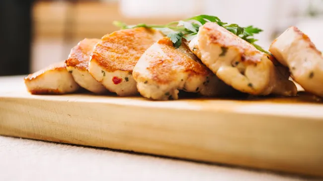 30 минут — и ужин готов: рецепт пикантной грудки под спайси‑соусом 