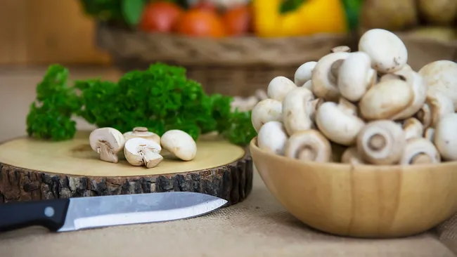 Секрет идеальной закуски — готовим шампиньоны в беконе как из ресторана