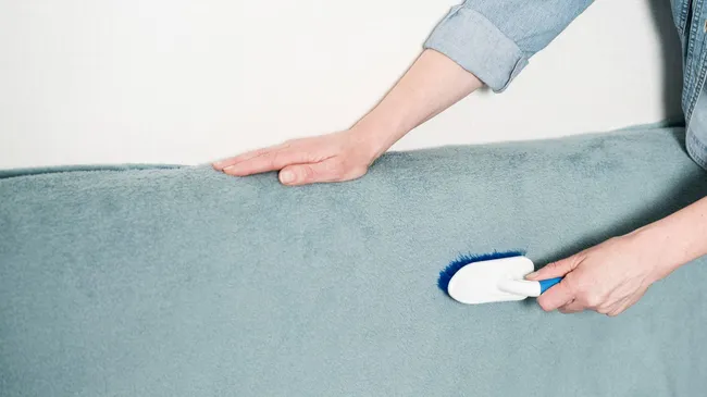 Сода и перекись творят чудеса — быстрый способ освежить диван без химчистки 