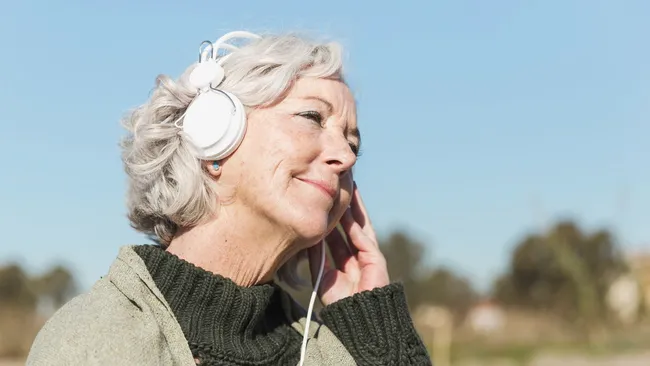 Прослушивание музыки связали с улучшением сна и памяти у пожилых