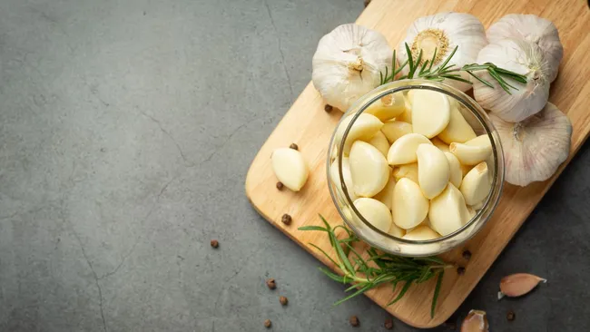 Чеснок не портится годами — нужен всего 1 ингредиент и банка 