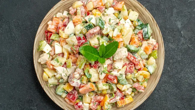 Ничего варить не придётся — салат для тех, кто предпочитает быстрые блюда