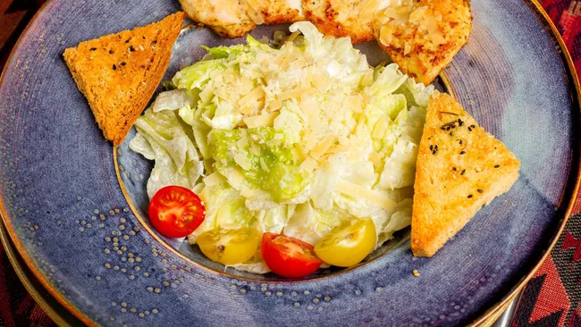 Гости попросят рецепт — салат с курицей и ананасами вместо оливье