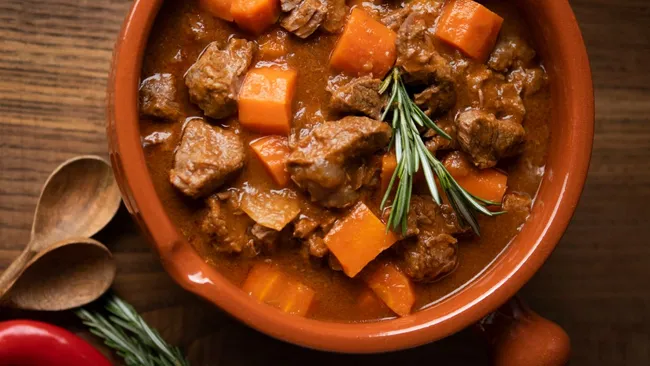 Тот самый гуляш с насыщенным вкусом — советский рецепт, проверенный поколениями