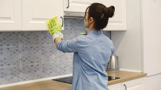 Жир исчезает на глазах — советский способ с 2 средствами вернёт кухне чистоту