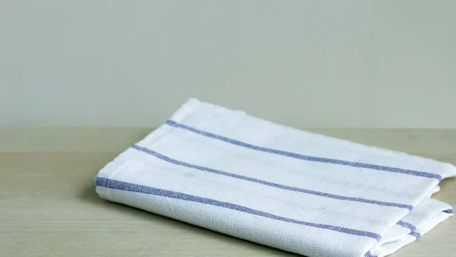 Порошок не справится — как отстирать кухонные полотенца от жира и пятен 