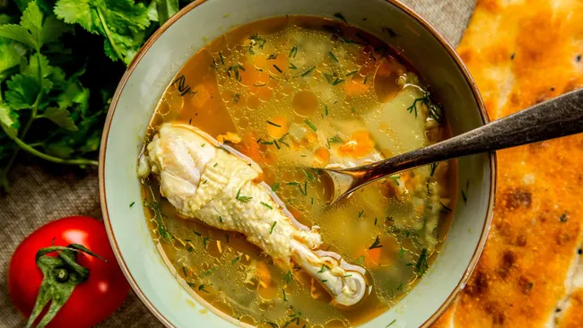 Куриный бульон восстанавливает водно-электролитный баланс при простуде 