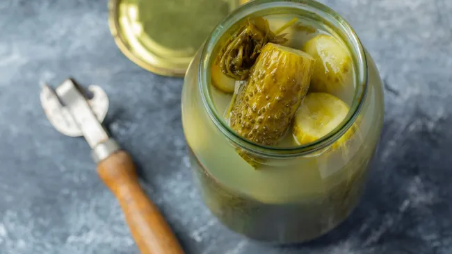 5 необычных способов применения огуречного рассола 