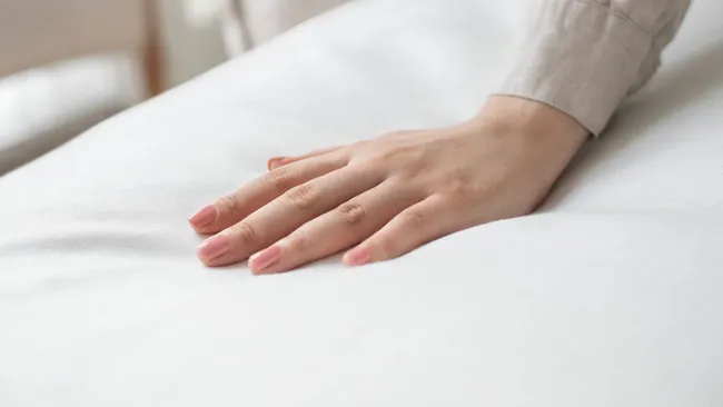 Матрас как новый — простые лайфхаки, которые спасут даже от застаревших жёлтых пятен