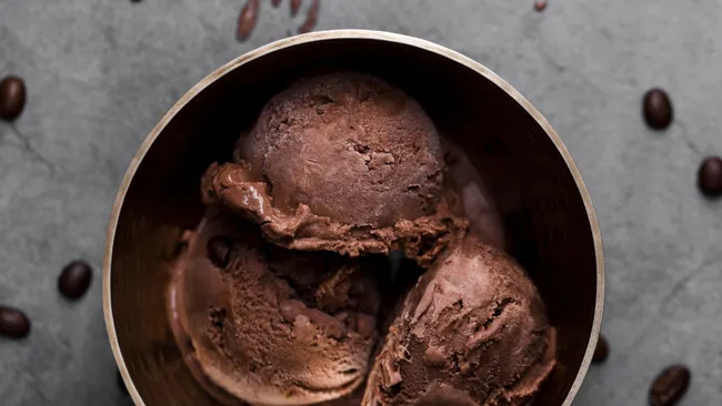 Простой десерт к новогоднему столу — рецепт мороженого «Капучино»