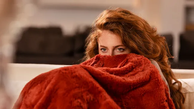 Почему пледы после стирки становятся жёсткими — разбираем основные ошибки 