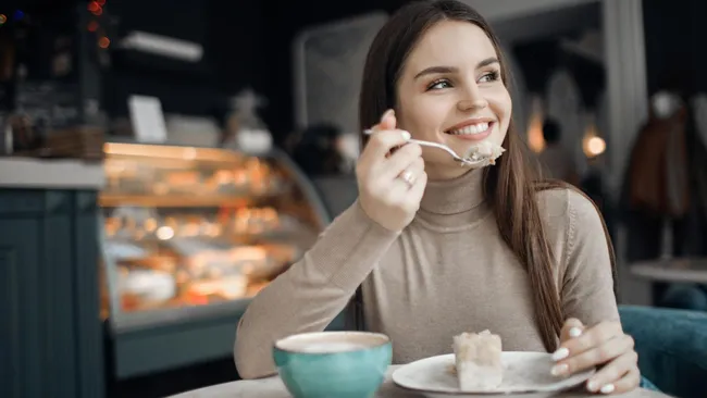 Прослушивание неприятной музыки усиливает тягу к сладкому