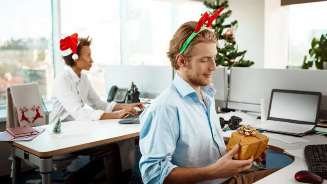 Треть россиян не против заняться работой в новогодние праздники