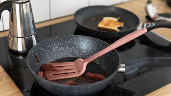 Пригоревшая сковородка больше не проблема — один чайный пакетик, и жир сам отваливается