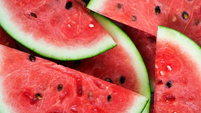 Полоски, хвостик и постукивания — как выбрать самый вкусный арбуз 