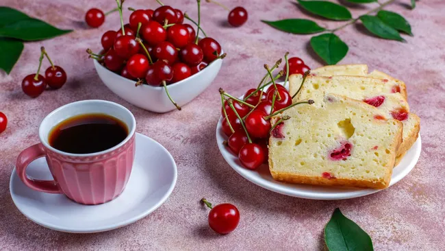 Этот кекс исчезает за минуты со столы: шоколад + вишня — прекрасное сочетание