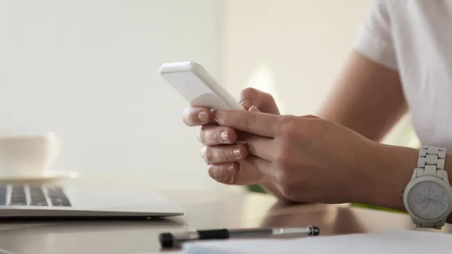 Использующих эмодзи в переписках считают менее компетентными