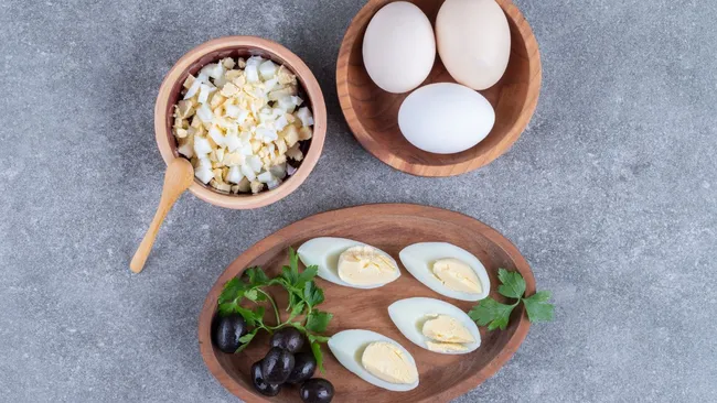 Скорлупа слетит сама — что добавить в воду, чтобы яйца легко чистились 