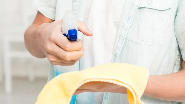 Зелёнка въелась намертво — один трюк с уксусом спасёт даже старые пятна