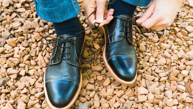 Не выбрасывай кожаные ботинки — как избавиться от заломов в домашних условиях 