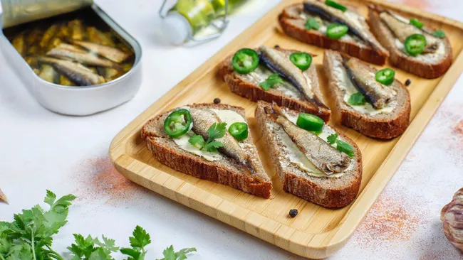 Диетолог Соломатина: шпроты лучше сочетать с овощами и цельнозерновым хлебом