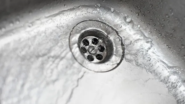 Залейте эту смесь в раковину на ночь и сложный засор с вонью исчезнет без следа