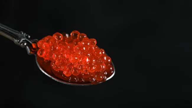 Врач Сластен: при выборе красной икры обращайте внимание на запах и консистенцию 
