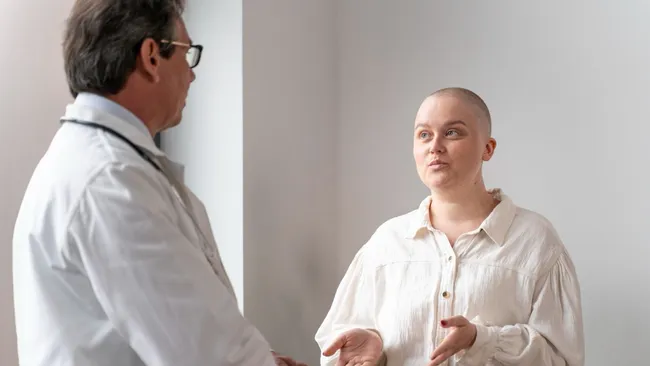 Онколог Садыкова: хладошлем во время химиотерапии снижает выпадение волос на 90 процентов