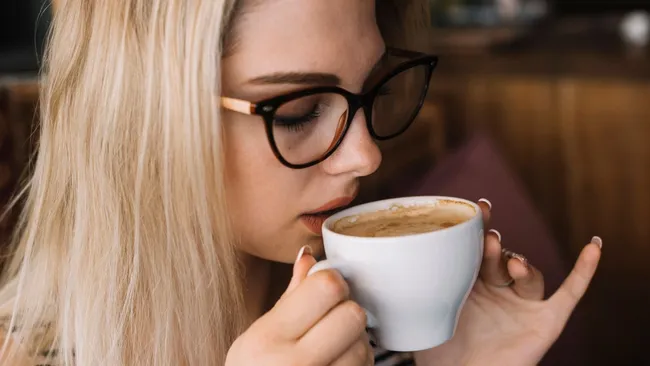 Чистка зубов сразу после кофе вредит зубной эмали