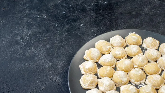 Просто добавьте ложку в воду — пельмени больше не разварятся и станут вкуснее 