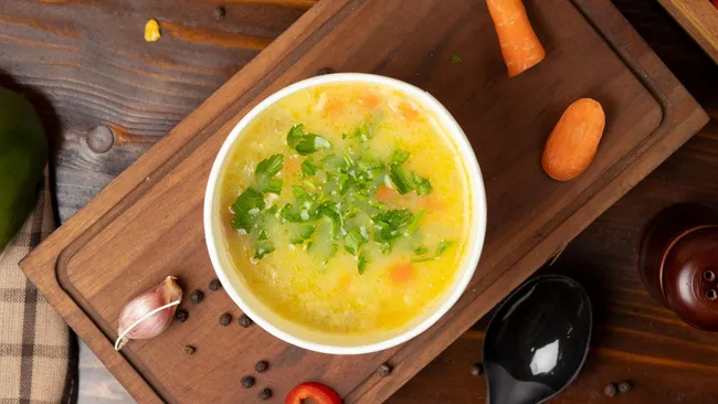 Специи не спасут — какие хитрости помогают приготовить идеальный куриный бульон