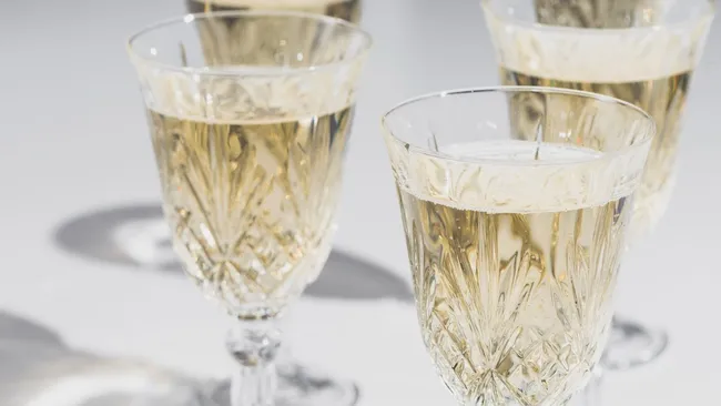 Инфекционист Сережина: шаманское лучше всего сочетать с фруктами и сыром 