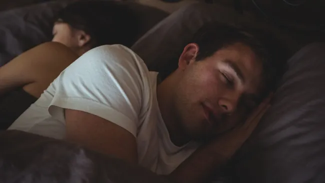 Врач Олимос: колбасы и сладости перед сном ухудшают выработку мелатонина 