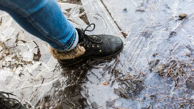 Спирт и соль против падений — простой трюк для зимних прогулок по скользким тротуарам 