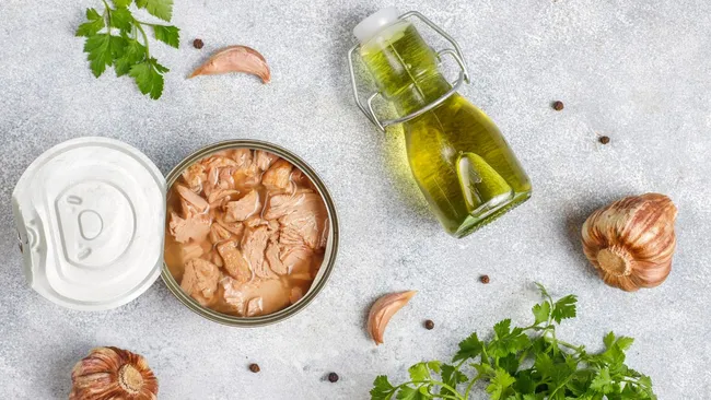 Минимум усилий — максимум вкуса: простой салат с тунцом и сыром фета 