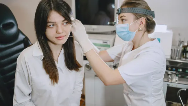 Врач Калмыков предупредил о риске отита при игнорировании серных пробок