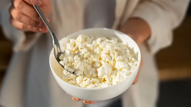 Людям с диабетом посоветовали есть творог 