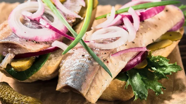 Такую селёдку вы ещё не пробовали — рецепт нежнейшего маринада на сметане