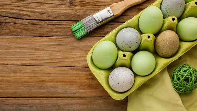 Забудьте про шелуху и каркаде — один ингредиент даст идеальный цвет пасхальным яйцам