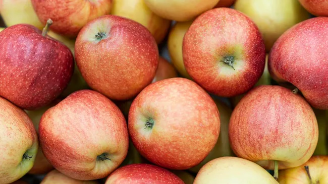 Диетолог Денисенко: яблоки защищают лёгкие в холода 