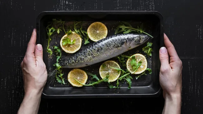 Гастроэнтеролог Кашух: риск заражения солитером сохраняется при плохой обработке рыбы