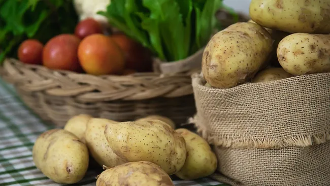 Клубни будут с кулак — что положить в лунку при посадке картофеля