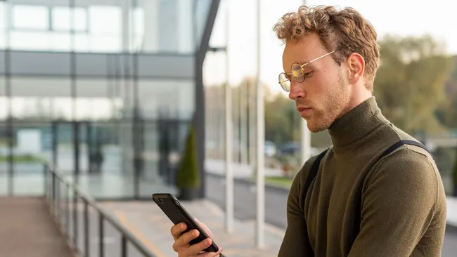 Даже кратковременный отказ от смартфона делает человека счастливее