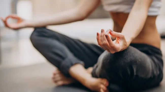 Йога оказалась эффективнее ходьбы и силовых тренировок при проблемах со сном