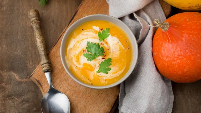 В духовку на 40 минут и взбили — попробуйте крем-суп из запечённых овощей