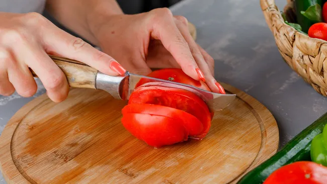 Гости уже в пути, а сил готовить нет — спасет помидорная закуска за 5 минут