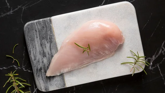 Главная ошибка при варке куриной грудки — почему она получается сухой и как это исправить